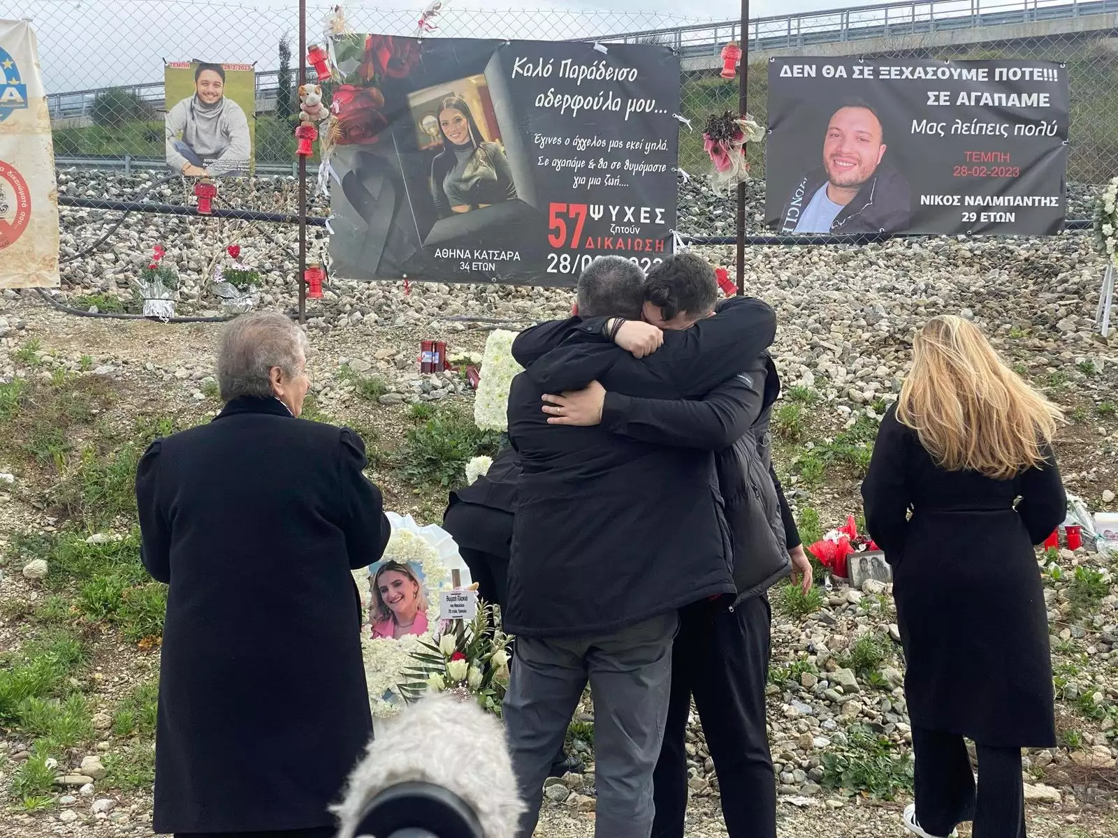 Τέμπη: «Αγάπες μου, πού είστε;» – Ραγίζουν καρδιές στο μνημόσυνο για τα θύματα της εθνικής τραγωδίας