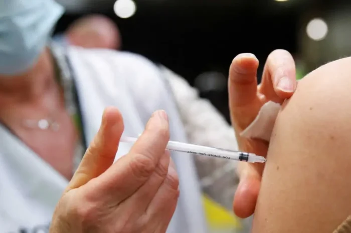 Αναστάτωση στις ΗΠΑ μετά από εσωτερικό υπόμνημα του FDA για ελέγχους στα εμβόλια COVID