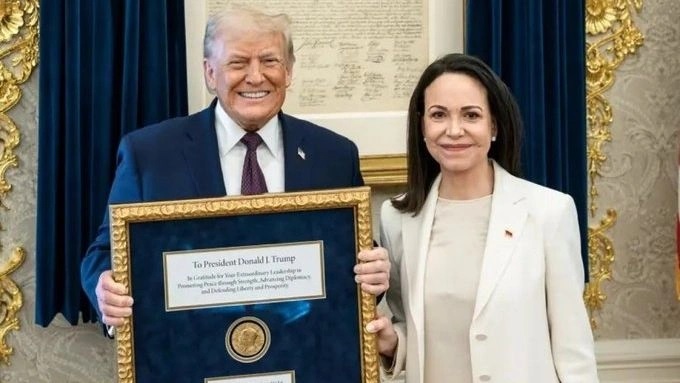 Η Ματσάδο παρέδωσε στον Τραμπ το Νόμπελ Ειρήνης: «Μια τόσο υπέροχη χειρονομία αμοιβαίου σεβασμού