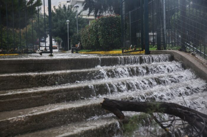 Πού θα χτυπήσει με σφοδρότητα η κακοκαιρία, οι κόκκινες περιοχές – Κίνδυνος για πλημμύρες, μπαράζ 112, κλειστά σχολεία