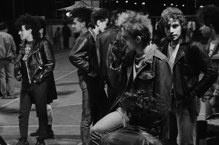 «Έγχρωμη τιβί, ασπρόμαυρη ζωή»: Τα αθηναϊκά 80’s σε ένα βιβλίο