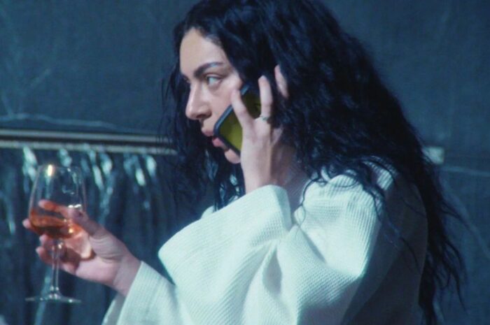 Η Gen Z ετοιμάζεται να κατακλύσει τις κινηματογραφικές αίθουσες για να δει την ταινία «The Moment» της Charli xcx