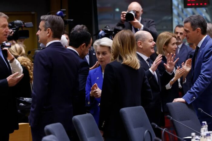 Σε λεπτό πάγο η Ευρώπη: Τα «όπλα» τους απέναντι στον Τραμπ «ξεσκονίζουν» οι ηγέτες