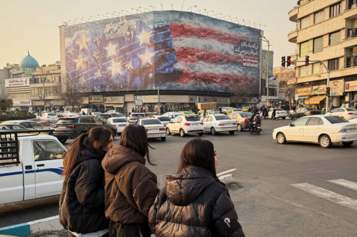 Ιράν: «Αυτός που σπέρνει άνεμο, θύελλα θα θερίσει» – Με γιγαντοαφίσα στην Τεχεράνη απειλεί τις ΗΠΑ