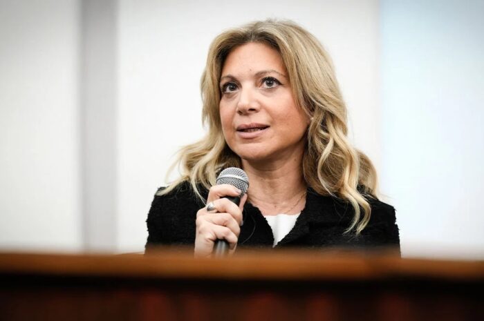 Με βαριά υπονοούμενα για τους συγγενείς, εκτός συλλόγου η Καρυστιανού, «δεν παραιτήθηκε, την παραίτησαν» λέει ο Γεωργιάδης