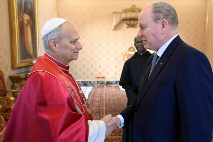 Μυστήριο με το σημάδι στο πρόσωπο του πρίγκιπα Αλβέρτου στη συνάντησή του με τον πάπα Λέοντα