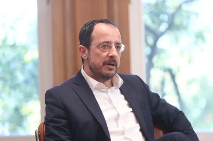 Κύπρος: Ποιος κρύβεται πίσω από το προφίλ «Emily» που διέρρευσε το βίντεο με τις μίζες στο Προεδρικό