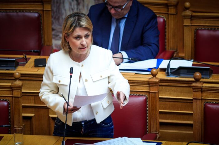 Με την «ουρά στα σκέλια» μετά από δύο μέρες η Αλεξοπούλου της ΝΔ και των 20 ακινήτων για την κυνική δήλωση «ο τζάμπας πέθανε»