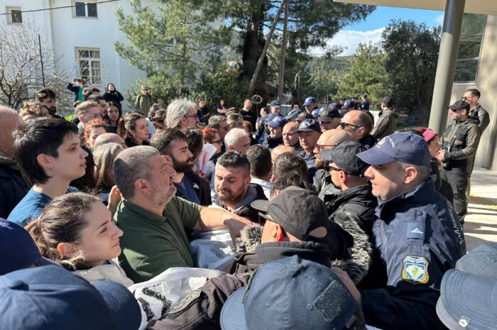 Μυτιλήνη: Νέα ένταση με Άδωνι Γεωργιάδη, υγειονομικούς και αστυνομία – Καταγγέλλουν αποκλεισμό οι εργαζόμενοι