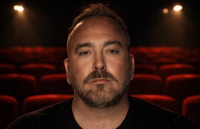 «Ο Ημιυπαίθριος»: Αυτή είναι η πρώτη θεατρική παράσταση του Γιώργου Αλκαίου