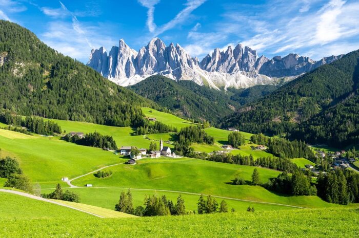 Val di Funes: Η κοιλάδα των Δολομιτών που έχει γίνει viral