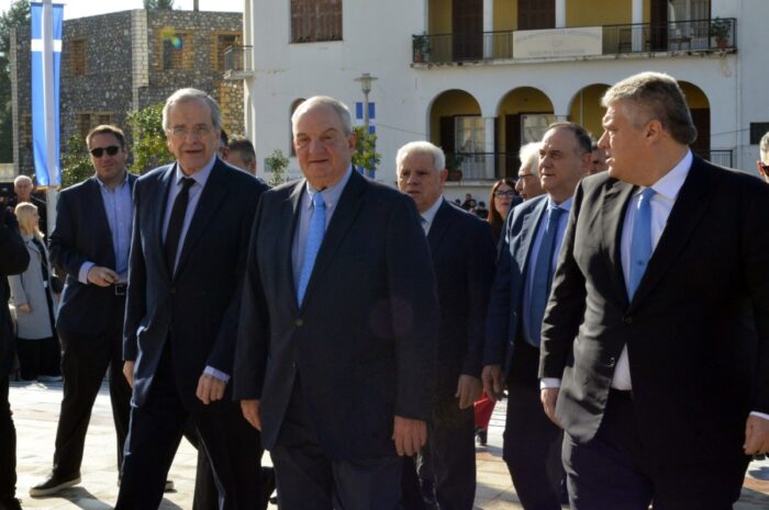 Βαθαίνουν οι διαχωριστικές γραμμές στη «γαλάζια» παράταξη – Τι σηματοδοτεί η κοινή παρουσία Καραμανλή – Σαμαρά στην Καλαμάτα