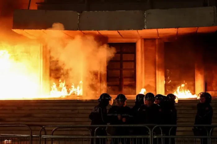 Χάος στην Αλβανία: Νέες διαδηλώσεις της αντιπολίτευσης – Τουλάχιστον 16 τραυματίες