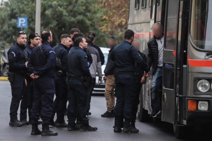 Κεκλεισμένων των θυρών η δίκη του πρώην αστυνομικού της Βουλής και της συζύγου του