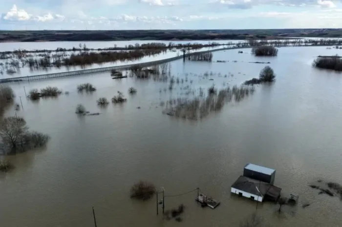 Ο Έβρος παραμένει σε «κατάσταση συναγερμού» από τις πλημμύρες: «Μάχη» για να μην σπάσουν τα αναχώματα