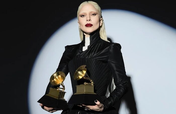 Η Lady Gaga ποζάρει με τα βραβεία που κέρδισε στα Grammy: «Είναι αληθινή ευλογία να με τιμά η μουσική κοινότητα»