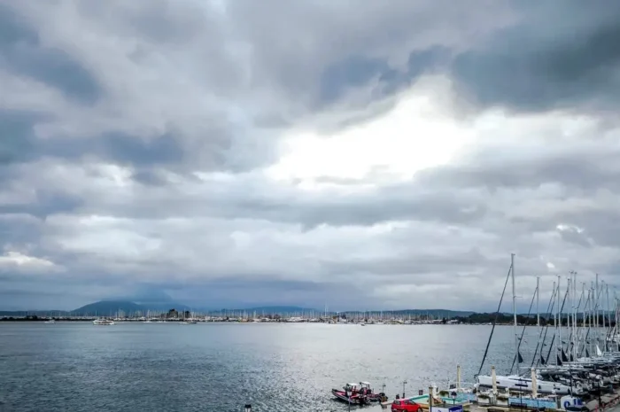 Καιρός σήμερα: Βροχές στα νοτιοδυτικά, λίγα σύννεφα στην υπόλοιπη χώρα, έως τους 16 βαθμούς η θερμοκρασία