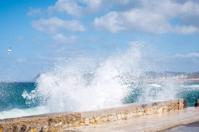 Καιρός σήμερα: Ισχυροί άνεμοι 9 μποφόρ σε Αιγαίο και Ιόνιο – Στους 17 η θερμοκρασία