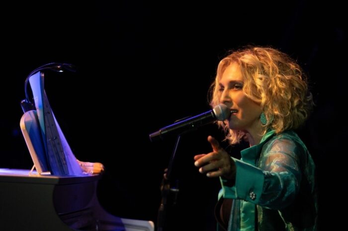 Κόντρα ρόλος: Η Κρινιώ Νικολάου σε ένα μουσικοθεατρικό ταξίδι γεμάτο χιούμορ, συγκίνηση και ανατροπές