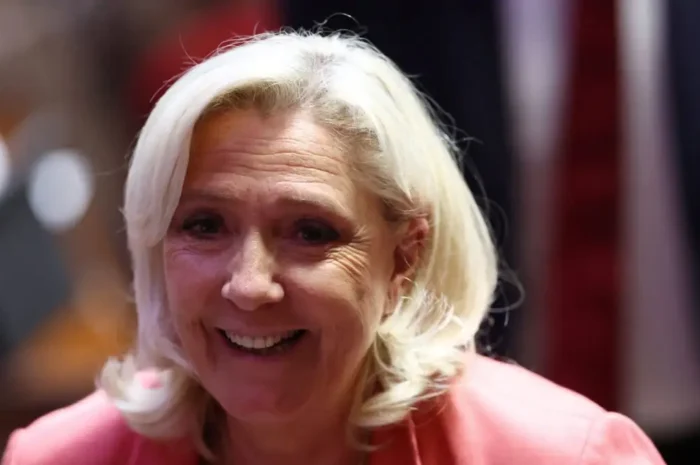 Μαρίν Λε Πεν: Δεν θα είμαι υποψήφια πρόεδρος της Γαλλίας με βραχιολάκι – «Φαντασίωση» ότι θα με διαδεχθεί η Μαριόν Μαρεσάλ