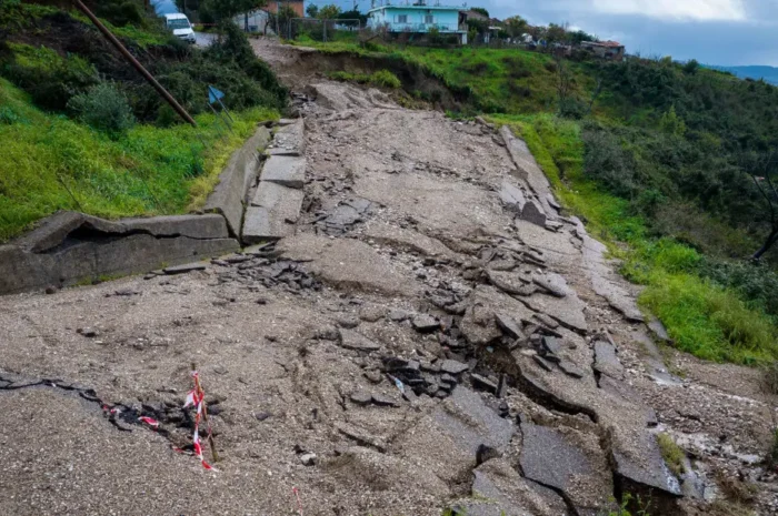 Η κακοκαιρία σαρώνει την χώρα: Πτώσεις δέντρων σε Θεσσαλονίκη, υπερχειλίσεις ποταμών στην Ήπειρο – Πλημμύρισε η Πάρος