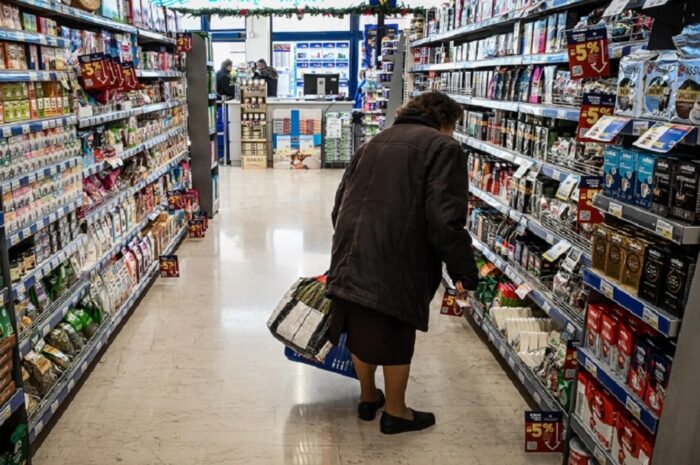 Έξι στα δέκα νοικοκυριά περιορίζουν τις αγορές τους για να τα βγάλουν πέρα