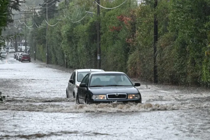 Η κακοκαιρία χτυπά με καταιγίδες και μποφόρ 7 περιοχές: Ισχυρά τα φαινόμενα στα Δωδεκάνησα έως το απόγευμα