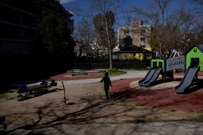 Θεσσαλονίκη: Άφησαν 4χρονο παιδί μόνο του στον δρόμο – Συνελήφθησαν οι γονείς του