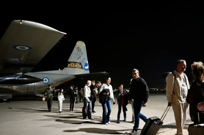 315 Έλληνες επαναπατρίστηκαν την Πέμπτη από τη Μέση Ανατολή με ειδικές πτήσεις, C-130 και οδικώς