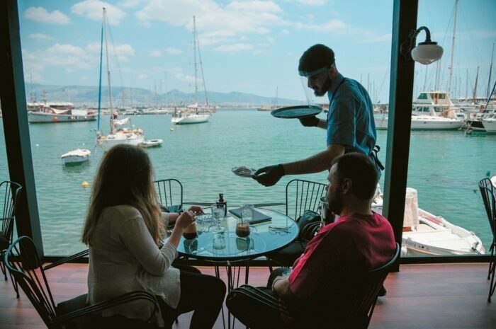 Εστίαση – Τουρισμός: Αυξήσεις 12% με διετή σύμβαση και βασικό μισθό 930 ευρώ έως 1.100 ευρώ – Θα αντέξουν οι μικρές επιχειρήσεις;