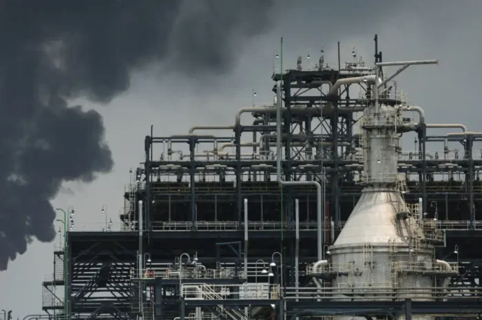 Νέο άλμα στα 100 δολάρια σημειώνει το πετρέλαιο μετά τα χτυπήματα σε δεξαμενόπλοια στoν Περσικό Κόλπο