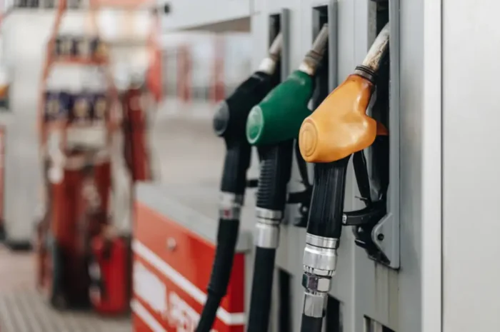 Με βενζίνη και ντίζελ πάνω από 2 ευρώ το λίτρο «ξεκλειδώνουν» επιδοτήσεις και μέτρα αντιμετώπισης της ακρίβειας