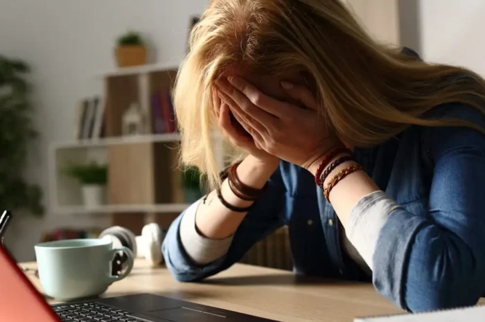 Νέες καταγγελίες για επιθέσεις μαθητών σε βάρος καθηγητών: «Με χτύπησαν στην πλάτη με στυλό, μου πετούσαν μπουκάλια και με έβριζαν»