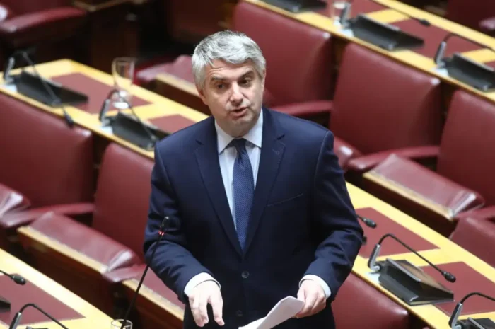 Ο Νίκος Ανδρουλάκης τα λέει στον Οδυσσέα για να τα ακούει ο Χάρης – Ο Κωνσταντινόπουλος αποχαιρετά το ΠΑΣΟΚ από τη Βουλή