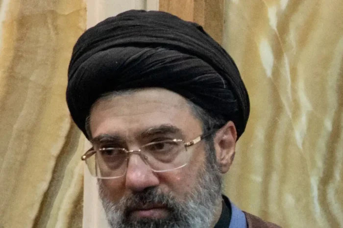 Αυστηρό μήνυμα από Μοτζτάμπα Χαμενεΐ: «Παρελθόν η ασφάλεια των εχθρών του Ιράν»