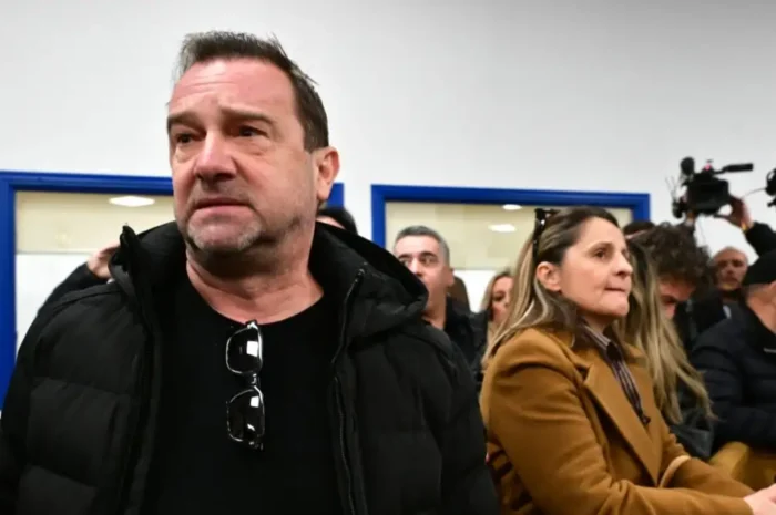 Δίκη για τα Τέμπη: «Θα σε σκίσω με τα χέρια μου, αλήτη» ξέσπασε η οικογένεια Πλακιά – «Να μας πείτε τι μετέφερε το φορτίο» φώναζε η Καρυστιανού