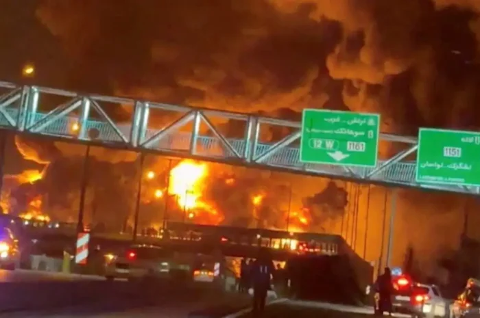 Ιράν: Εικόνες αποκάλυψης από ισραηλινή επίθεση σε πετρελαϊκές εγκαταστάσεις στην Τεχεράνη – Πέφτει μαύρη βροχή