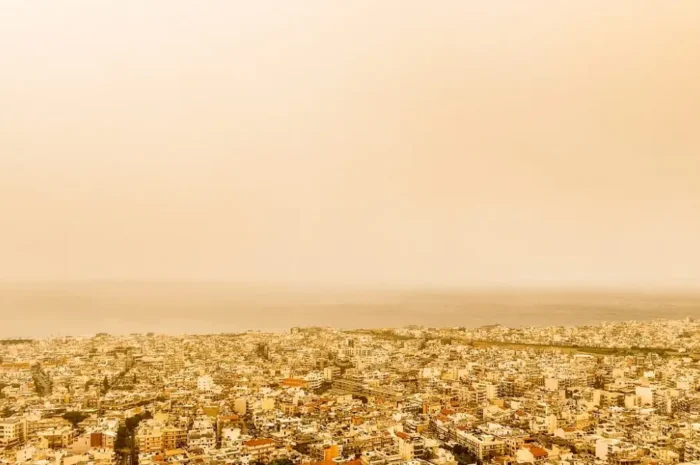 Καιρός σήμερα: Λασποβροχές, αφρικανική σκόνη και ισχυροί άνεμοι