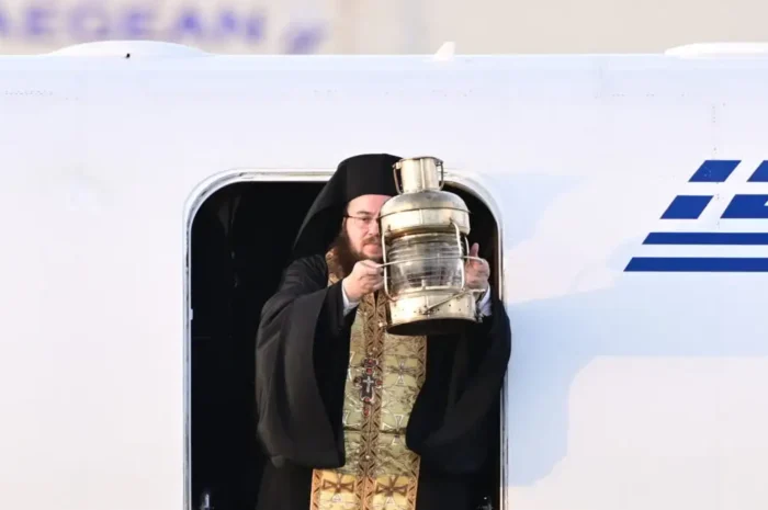 Άγιο Φως: Με ειδικές πτήσεις θα μεταφερθεί από την Αθήνα σε όλη την Ελλάδα – Δείτε τα δρομολόγια