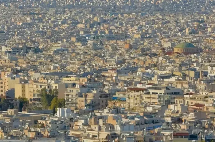 Στεγαστική κρίση: Διαρθρωτικό και όχι παροδικό πρόβλημα, με κοινωνικές και δημογραφικές συνέπειες – Ποιες προοπτικές βλέπει η ΤτΕ