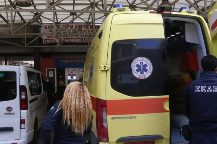 Αγία Βαρβάρα: Στο νοσοκομείο με κοψίματα σε κεφάλι και λαιμό 19χρονη μετά από καβγά με φίλη της