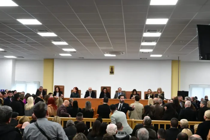 Λάρισα: Με ενστάσεις για την υποστήριξη της κατηγορίας ξεκίνησε η σημερινή συνεδρίαση στη δίκη για τα Τέμπη