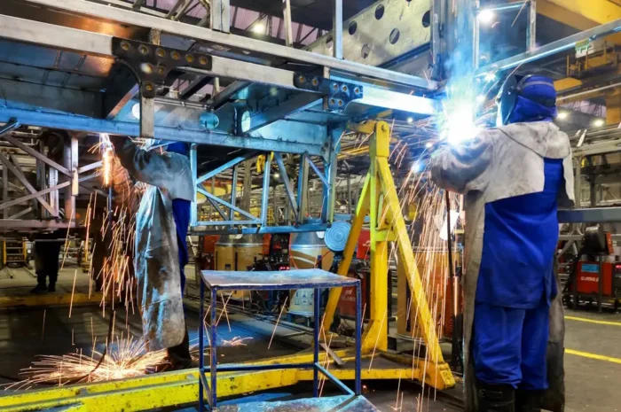 Μέτρα για το ενεργειακό κόστος στη βιομηχανία αποφασίζονται σε σύσκεψη στο ΥΠΕΝ