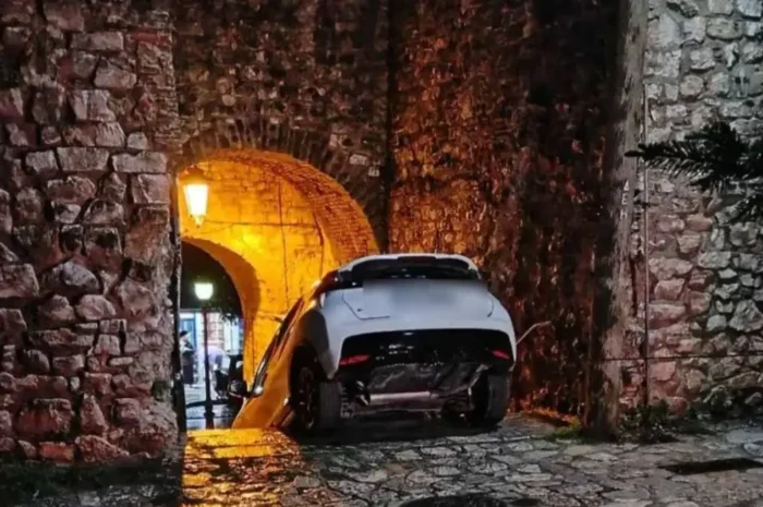 Γιάννενα: Αυτοκίνητο έκανε «βουτιά» στα σκαλιά του Κάστρου