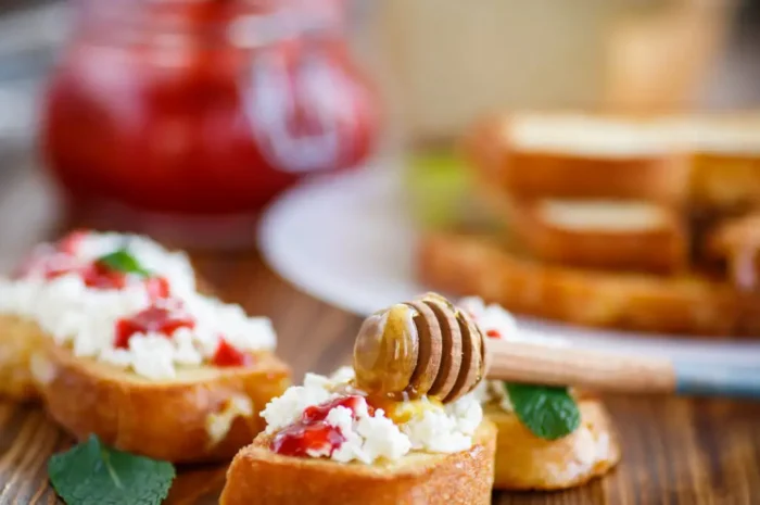 Συνταγή για μπρουσκέτα γλυκιά και αλμυρή με τσουρέκι και φέτα