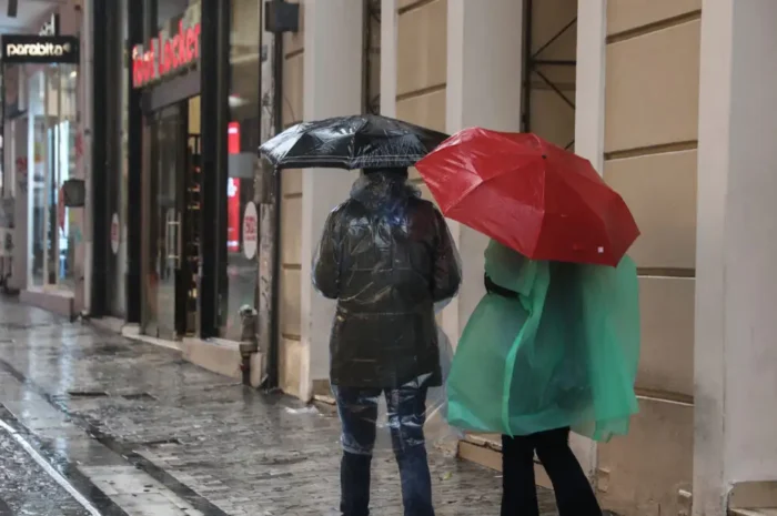 Καιρός σήμερα: Θυελλώδεις άνεμοι 9 και 10 μποφόρ σε Αιγαίο και Δωδεκάνησα – Σφοδρές καταιγίδες σε όλη τη χώρα