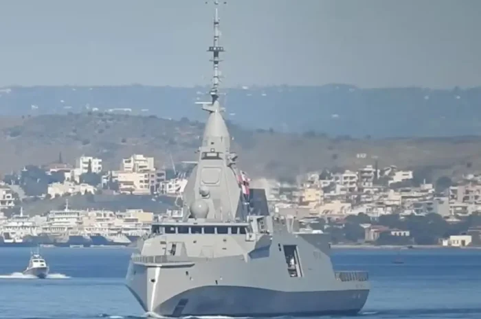 Η φρεγάτα «Κίμων» έφτασε στον Πειραιά – Στιγμιότυπα από την εντυπωσιακή της άφιξη στο λιμάνι