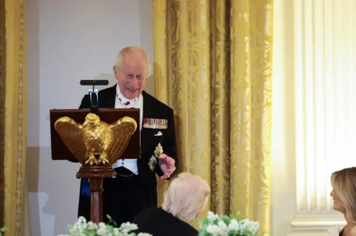 Βασιλιάς Κάρολος σε Ντόναλντ Τραμπ: «Αν δεν ήμασταν εμείς θα μιλούσατε γαλλικά»