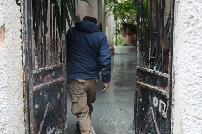 Κυψέλη: Τι είναι ο αθηναϊκός σχιστόλιθος που αναβλύζει από αυλή και αναστάτωσε τους κατοίκους