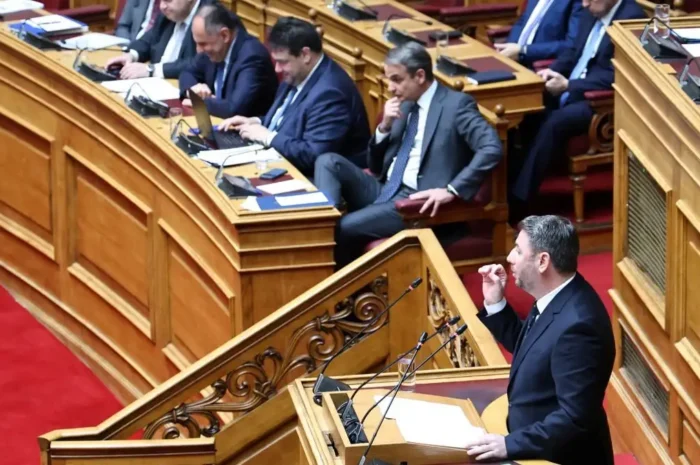 Στη σκιά της περιπέτειας υγείας του Γιώργου Μυλωνάκη η σύγκρουση Μητσοτάκη – Ανδρουλάκη στη Βουλή – Η πρόταση για αναβολή της συζήτησης και η απάντηση του Μαξίμου